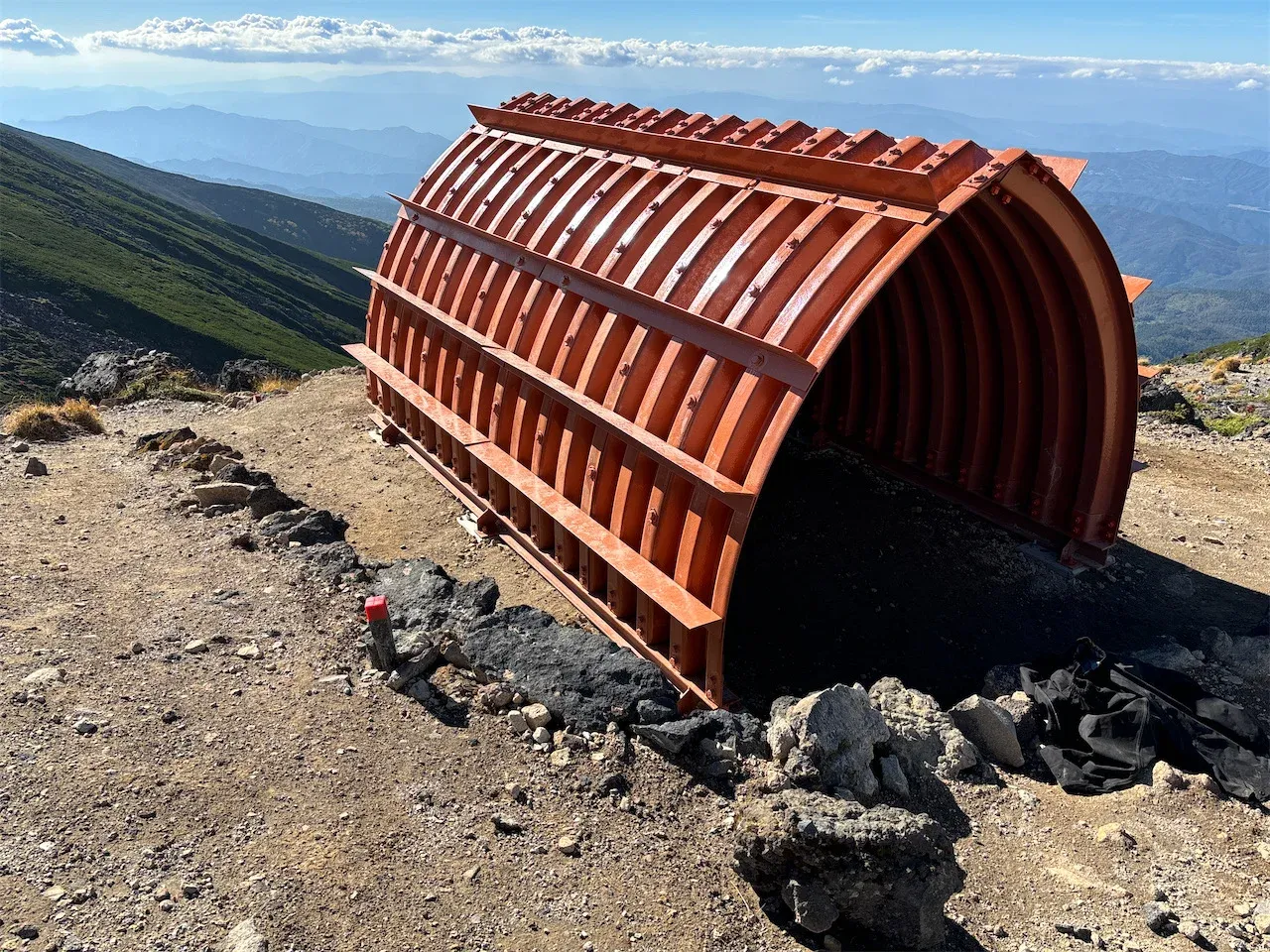 御嶽山飛騨頂上火山防災シェルター設置工事